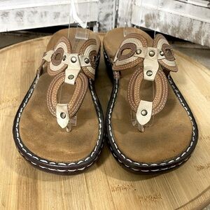 Naturalizer Women's Brown Leather Slip On Thong Sandals Comfort Shoes Size 9.